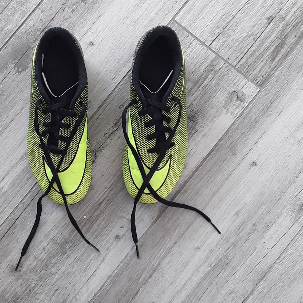 Nike soccer shoes size 2y